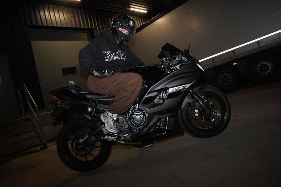 Florien aan het motorrijden
